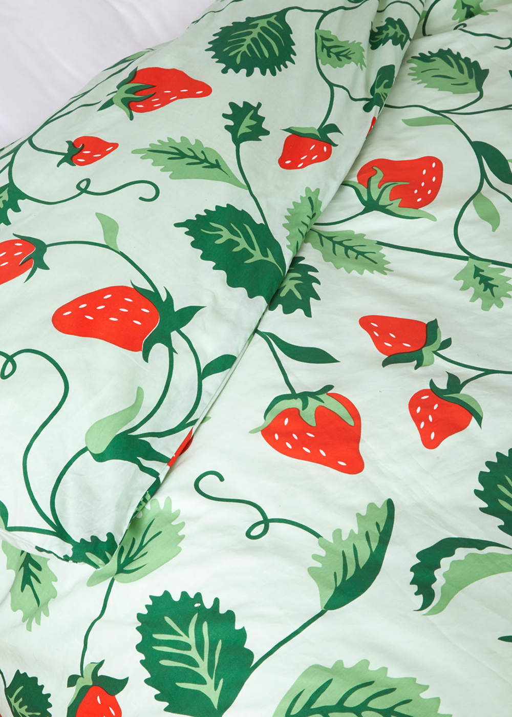 strawberry-fields-bedding/stawberry-fields-bedding-closeup.png